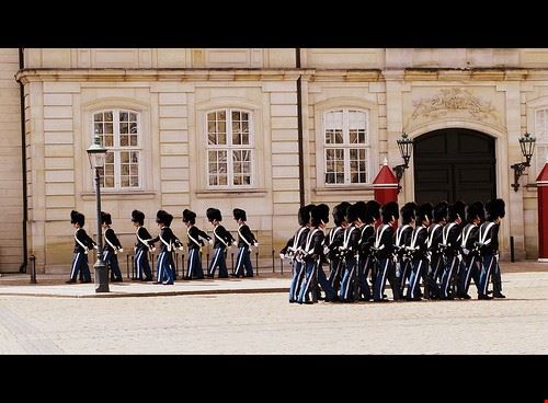 Cambio della guardia al Palazzo Reale Copenaghen Marionzetta - Attribution-NonCommercial-ShareAlike (http://creativecommons.org/licenses/by-nc-sa/2.0/) Marionzetta