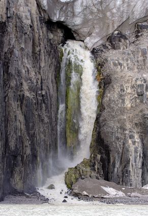 Cascata da un ghiacciaio a Alkefjellet