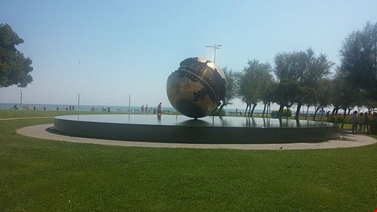 Palla di Pomodoro Sfera di Arnaldo Pomodoro ©Uomodis08 - CC-BY-SA-4.0 ©Uomodis08
