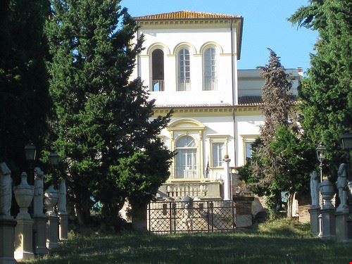 Villa Caprile Pesaro Urbino greenmarlin - Attribution-ShareAlike License (http://creativecommons.org/licenses/by-sa/2.0/) greenmarlin