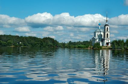 La chiesa ortodossa bianca sul  Volga. Zona di Tverskaya.