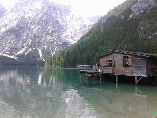  Incantevole lago con panorami mozzafiato, percorribile in tutto il suo perimetro a piedi.  