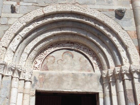 Chiesa di Sant'Andrea a Maderno - Da notare la lunetta affrescata che rappresenta la Vergine con il Bambino e i Santi e la decorazione a cinque ordine del portale con fogliami, intrecci e animali simbolici
