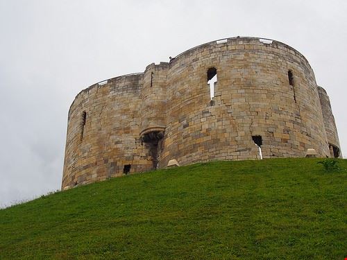 Clifford's Tower York VelikaBritanija - Attribution-NonCommercial-ShareAlike (http://creativecommons.org/licenses/by-nc-sa/2.0/) VelikaBritanija
