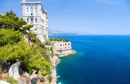 Costruzioni antiche e veduta sulla costa