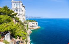 Costruzioni antiche e veduta sulla costa