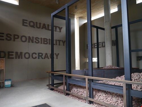 Apartheid Museum Johannesburg christopher-amos - Attribution-NonCommercial-ShareAlike (http://creativecommons.org/licenses/by-nc-sa/2.0/) christopher-amos