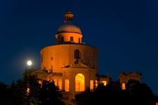Veduta notturna dell'antica Chiesa di san Luca