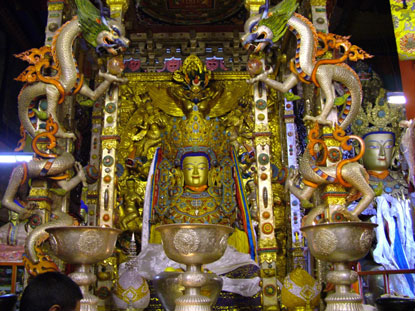 Statua sacra su altare