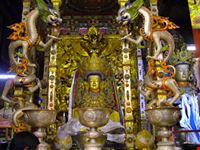 Statua sacra su altare