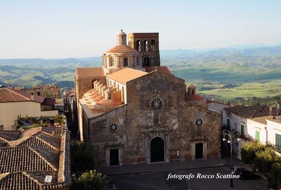  Sobria dal punto di vista decorativo, la facciata rimanda allo stile romanico-pugliese, con tre rosoni e tre ingressi.  