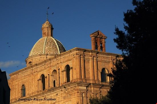  La settecentesca chiesa di San Domenico, che, con la sua cupola maiolicata domina tutta la cittadina e le campagne circostanti.  