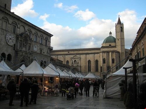 Piazza Arringo Ascoli Piceno Rino Fazzini - Attribution-ShareAlike License (http://creativecommons.org/licenses/by-sa/2.0/) Rino Fazzini