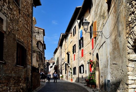 Borgo medioevale - La via principale che conduce al castello