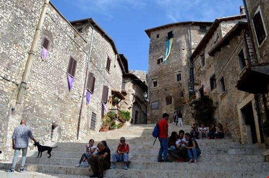 Borgo medioevale Una piazzetta per riposarsi  