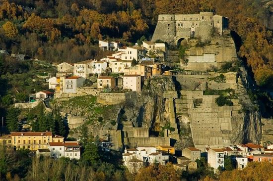 Castello di Cerro al Volturno Nella foto è ripresa in primo piano la parete scoscesa di calcare  