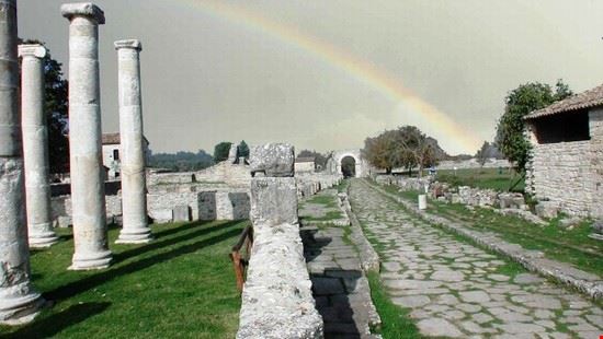  In questa foto è ritratto uno scorcio visivo del decumano  