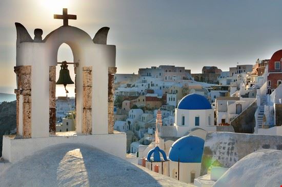 Oia Il vero spettacolo ad Oia si vede verso il tramonto quando il sole scende sulle cupole e sui campanili delle chiese.  