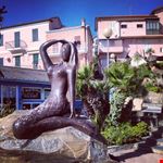 La sirenetta sulla spiaggia di San Lorenzo al Mare