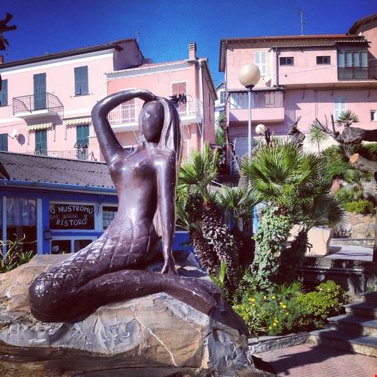  La sirenetta sulla spiaggia di San Lorenzo al Mare  