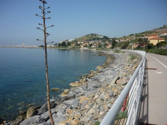 Pista ciclabile - Un tratto della pista ciclabile e passeggiata pedonale che collega San Lorenzo al mare ad Ospedaletti
