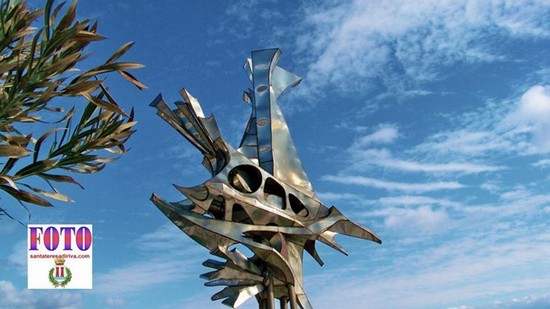 Galassiopea scultura in acciaio