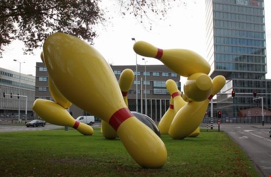  I Flying Pins, ovvero una serie di birilli di colore giallo - alti quasi dieci metri - colpiti da una palla  