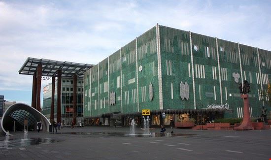 Eindhoven Edificio del centro della città che ospita un ampio centro commerciale  