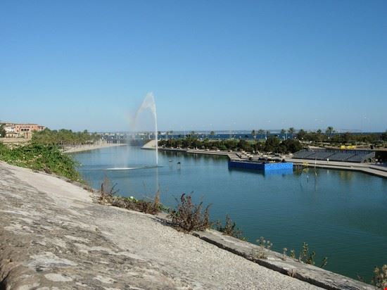 Per una vacanza completa E' un lago artificiale che si affaccia sul mare, ai piedi dell'area dove si trovano la Cattedrale ed il Palazzo Reale dell'Almudayna.  