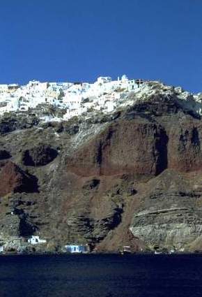 particolare della costa dell'isola di santorini