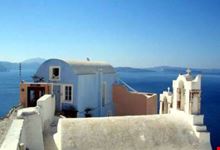 panorama con casa tipiche a santorini