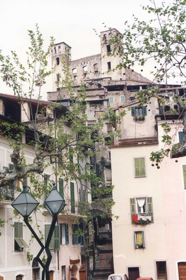 castello tra gli alberi