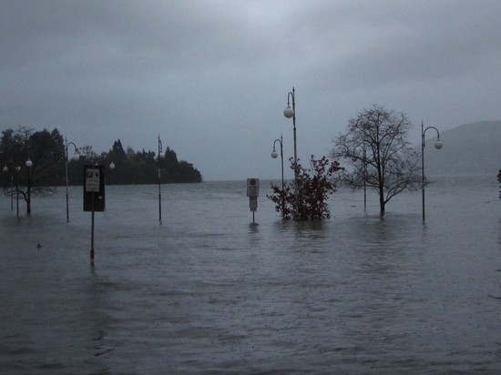 Dove finisce la piazza e inizia il lago?