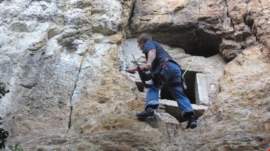  DANIEL INSERISCI IL CHIODO NELLA ROCCIA  