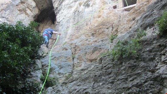  DANIEL STENDE LA CORDA SULLA ROCCIA DEL BUSO DELLA BERA CHE SI TROVA VICINO ALLA VAL PIOMBARA SULLE SENGE DI AFFI  