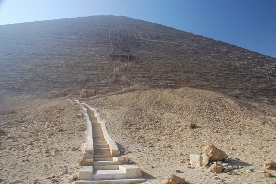 Necropoli di Dashur Ai piedi della grande piramide rossa di Snefru a Dashur  