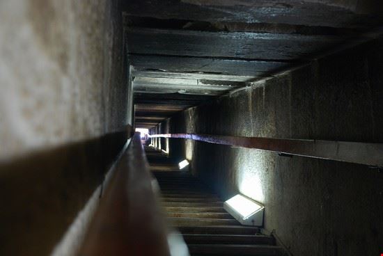  Il tunnel che conduce alla camera sepolcrale all'interno della piramide rossa di Snefru: la discesa è ripida!  