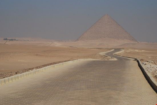 Necropoli di Dashur La strada che conduce verso la piramide rossa di Snefru. Siamo già all'interno dell'area archeologica di Dashur  