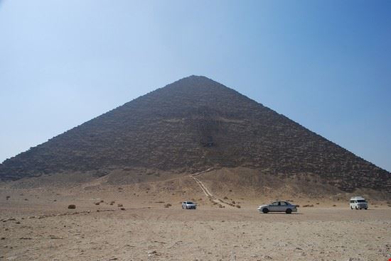 Necropoli di Dashur La piramide rossa di Snefru. Si può notare l'apertura che consente di accedere al tunnel interno della piramide  