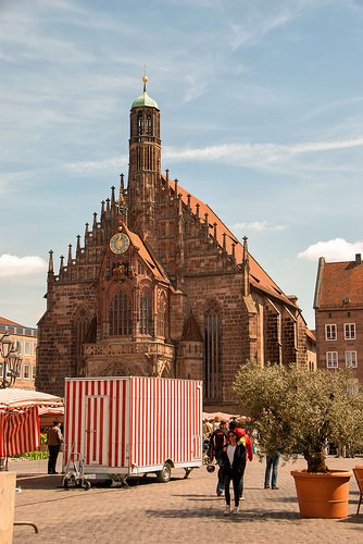  la  hauptmarkt e la sua  schoener brunnen