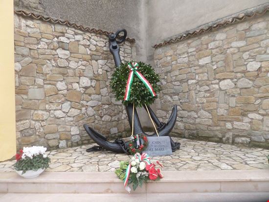 Monumento ai caduti del mare Con la posa di un Ancora mod. Ammiragliato, donata dallo Stato Maggiore di Marina alla città di Sant'Arcangelo Trimonte, il 03 Dicembre del 2017 si è voluto commemorare quanti perdono, ed hanno perso la vita in mare. Sant'Arcangelo è la Patria di un marinaio, morto alla fine della seconda guerra mondiale in seguito all'affondamento del Regio Sommergibile Topazio da parte della Royal Air Force  