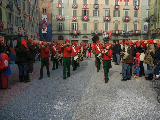 ivrea - carnevale, corteo con pifferi e tamburi