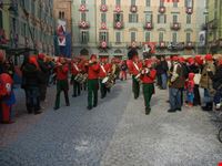 ivrea - carnevale, corteo con pifferi e tamburi