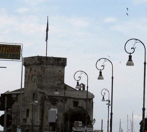 Castello  Castello sul lungomare Vittorio Veneto .  