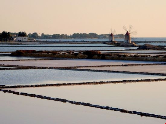 Mothia è giudicato uno dei più bei tramonti del mondo lo spettacolo presso le saline di Trapani  