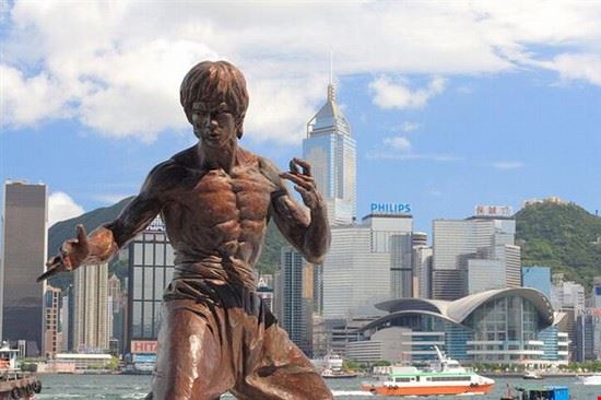  Lungo la Avenue of the Stars l’unica vera attrazione è la statua di Bruce Lee. Niente di che, ma un omaggio alla vera star di un genere che negli anni passati. Per gli appassionati del genere, se volete,  fate una foto con la statua… ma attenti, la coda che c’è sempre  