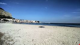  mondello una spiaggia e un porto pittoresco