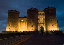 napoli maschio angioino di notte