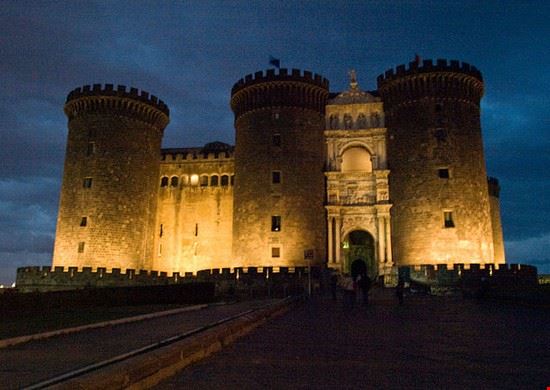 Cinque castelli - "Nàpols - Castel Nuovo" di jqmj (Queralt) - Flickr: Nàpols - Castel Nuovo. Con licenza CC BY-SA 2.0 tramite Wikimedia Commons - http://commons.wikimed - "Nàpols - Castel Nuovo" di jqmj (Queralt) - Flickr: Nàpols - Castel Nuovo. Con licenza CC BY-SA 2.0 tramite Wikimedia Commons - http://commons.wikimed