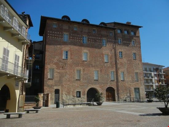  Palazzo storico edificato sulle preesistenze di un tempio romano.  